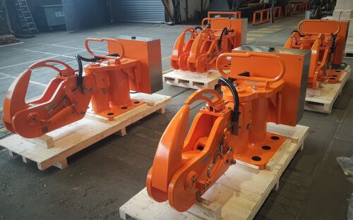Quick release hooks offshore mooring