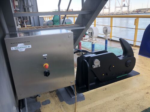 Quick release mooring hook