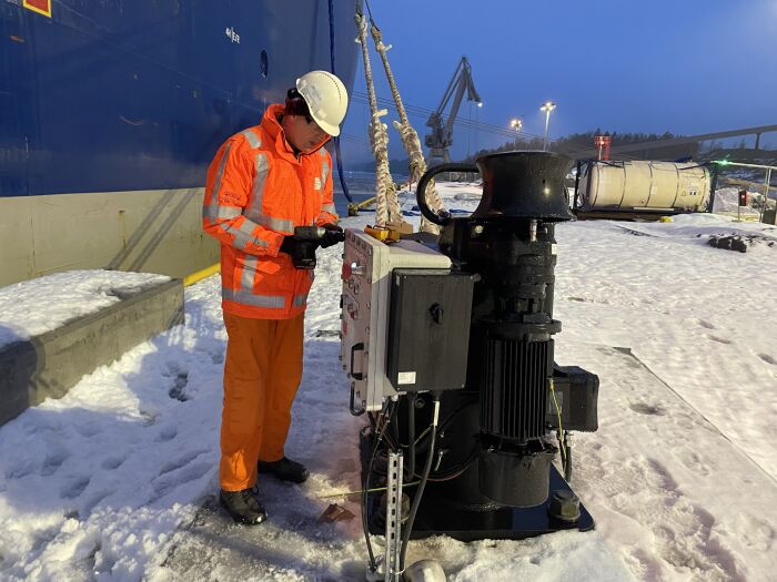 LNG terminal mooring equipment